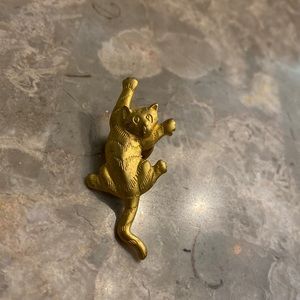 JJ Jewelry Vintage goldtone cat climbing pin brooch